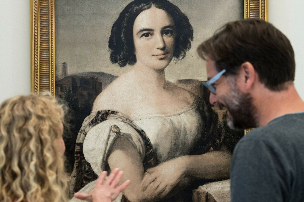 Besucher betrachten in einer Ausstellung des Mendelssohn-Hauses in Leipzig ein Porträt von Fanny Hensel