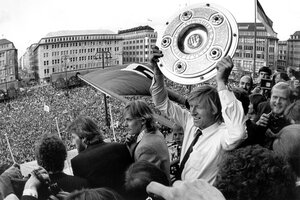1982: HSV-Torjäger Horst Hrubesch mit der Meisterschale auf dem Hamburger Rathaus-Balkon