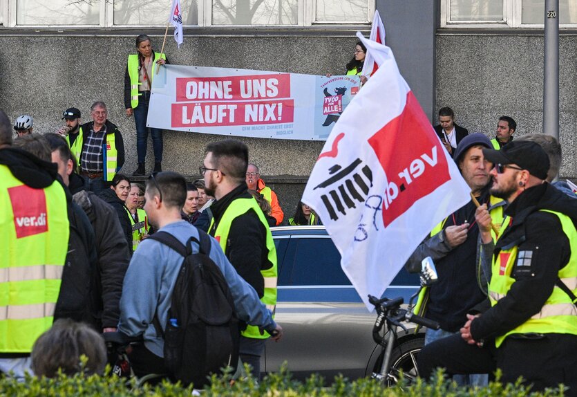 Angestellte des Charite Facility Managements (cfm) demonstrieren für die Eingliederung in den Tarifvertrag des öffentlichen Dienstes (TVöD).