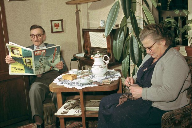 Oma und Opa sitzen in einem Wohnzimmer Stil 1950er Jahre