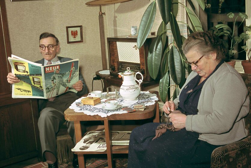 Oma und Opa sitzen in einem Wohnzimmer Stil 1950er Jahre