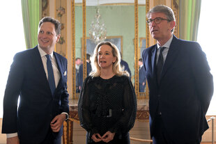 Ein Saal voller alter Spiegel: Georg Friedrich Prinz von Preußen, Berlins Kulturstaatssekretärin Sarah Wedl-Wilson und Kulturstaatsminister Wolfram Weimer stehen im Schloss Sanssouci beieinander