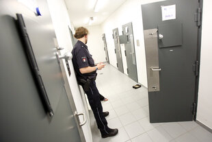 Ein Polizist in einem Zellentrakt