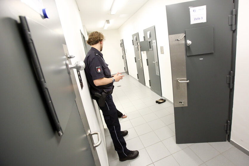 Ein Polizist in einem Zellentrakt
