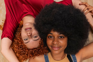 Zwei Frauen: eine mit roten, die andere mit schwarzen Haaren