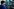 Der Streamer sitzt im blauen Pulli vor vielen Bildschirmen und spricht ins Mikro