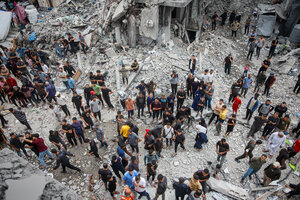 Menschen stehen in den Trümmern in Jabalia, Gaza