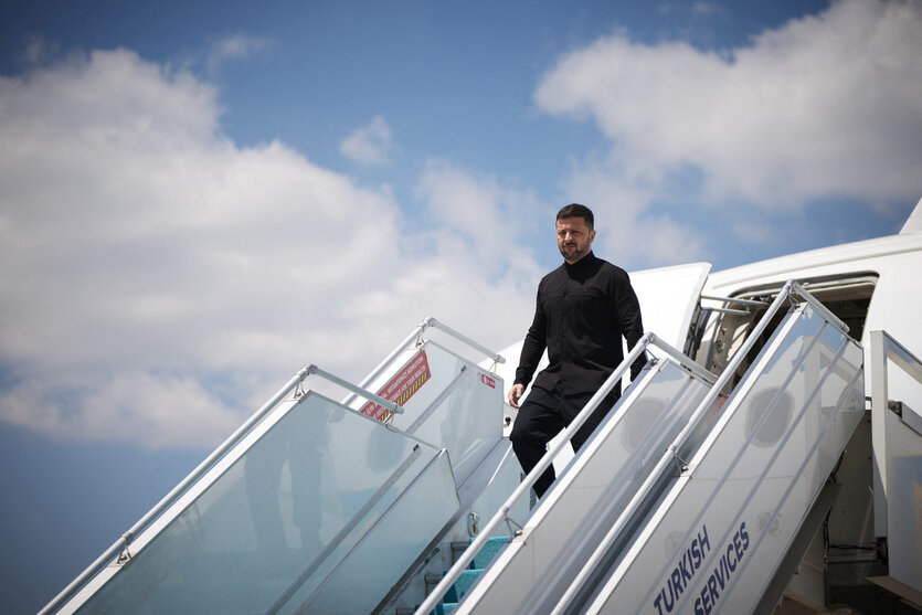 Der ukrainische Präsident verlässt ein Flugzeug