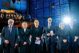 Frank-Walter Steinmeier, Elke Büdenbender, Julia Klöckner, Friedrich Merz, Anke Rehlinger und Stephan Harbarth stehen nebeneinander in der Gedächtniskirche