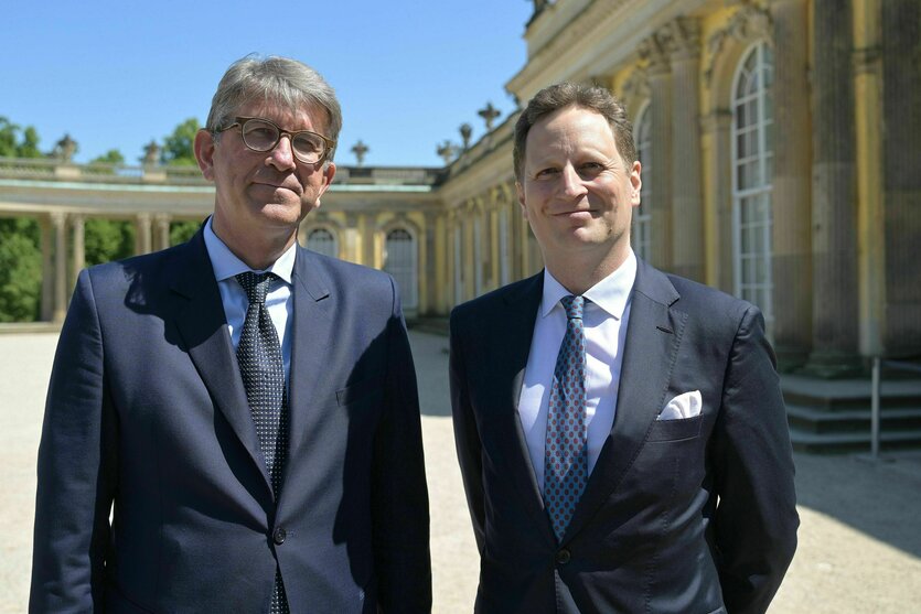 Wolfram Weimer und Georg Friedrich Prinz von Preußen stehen vor der Fassade des Schlosses Sanssouci