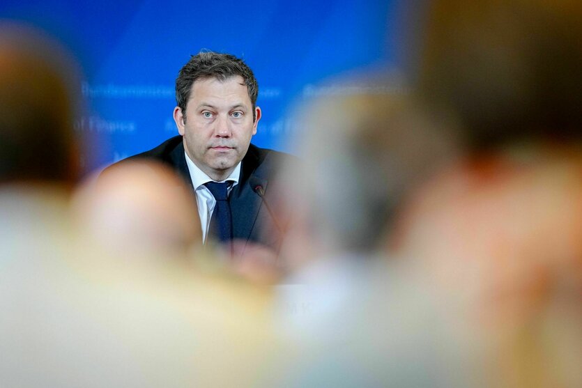 Lars Klingbeil (SPD), Bundesminister der Finanzen, Vizekanzler und SPD-Bundesvorsitzender, gibt eine Pressekonferenz in seinem Ministerium zur Prognose der Steuerschätzer
