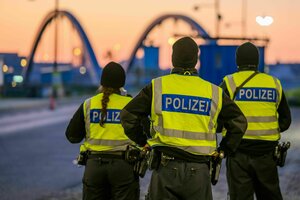 Beamte der Bundespolizei stehen am frühen Morgen bei der Einreisekontrolle am deutsch-polnischen Grenzübergang Stadtbrücke