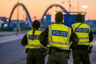 Beamte der Bundespolizei stehen am frühen Morgen bei der Einreisekontrolle am deutsch-polnischen Grenzübergang Stadtbrücke