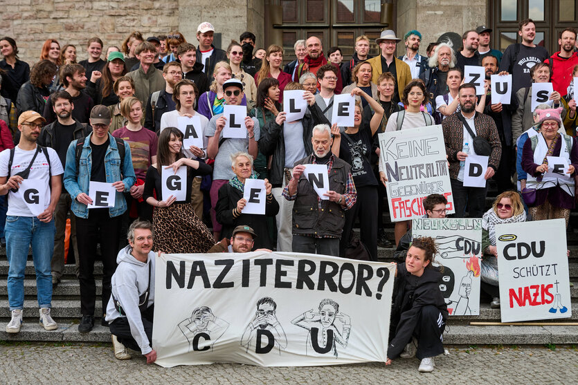 Vor dem Rathaus in Neukölln protestieren um die 100 Menschen gegen Rechtsextremismus. Mit Schildern und Bannern machen sie darauf im Bezirk aufmerksam.