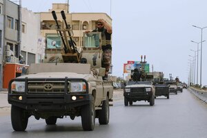 Gepanzerte Fahrzeuge auf einer Straße in Tripolis, Libyen