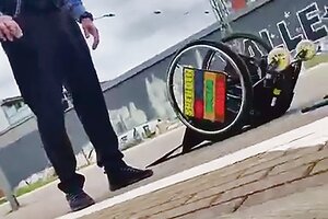 Rollstuhl liegt kopfüber auf einem Bahnsteig