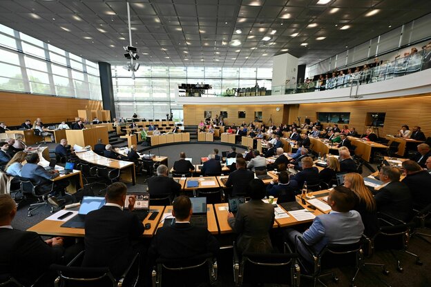 Abgeordnete sitzen im Plenarsaal zu Beginn der Sitzung des Thüringer Landtags