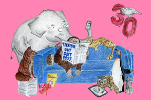 Gezeichnete Illustration: Auf einer blauen Couch sitzt ein Orang-Utan und liest eine Zeitung mit der Schlagzeile „Tierisch gut seit 1995“. Um ihn herum haben sich verschiedene Tiere versammelt: Ein Elefant schaut neugierig über seine Schulter, ein Gepard