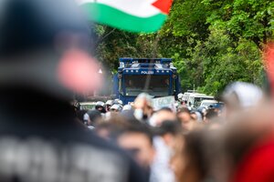 Bei einer propalästinensischen Demonstrationen am 77. Jahrestag der Nakba steht ein Wasserwerfer bereit.