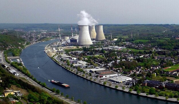 Das Atomkraftwerk Tihange steht am Ufer des Flusses Maas