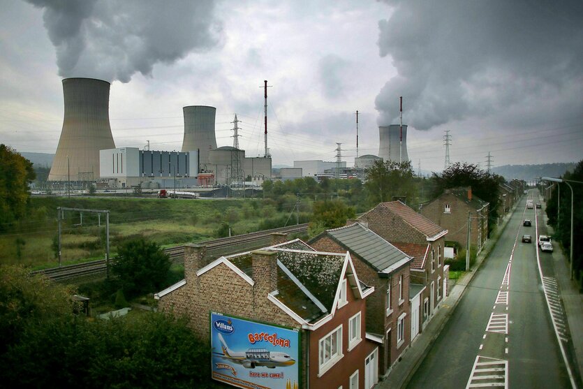Die Kühltürme des Atomkraftwerks Tihange, im Vordergrund stehen Wohnhäuser