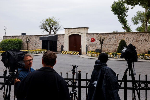 Medien vor dem Dolmabahce-Palast