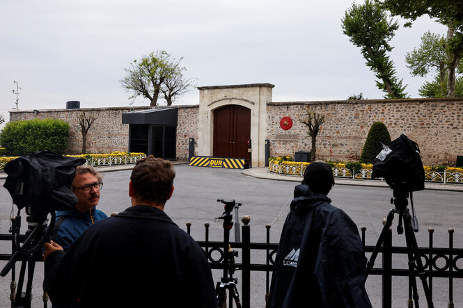Medien vor dem Dolmabahce-Palast