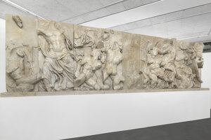 Blick auf einen Teil des Pergamonaltars, den die Künstlerin Zuzanna Czebatul aus Styropor in einer Galerie hat nachbilden lassen
