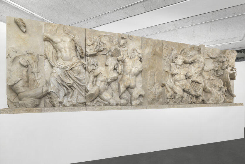Blick auf einen Teil des Pergamonaltars, den die Künstlerin Zuzanna Czebatul aus Styropor in einer Galerie hat nachbilden lassen