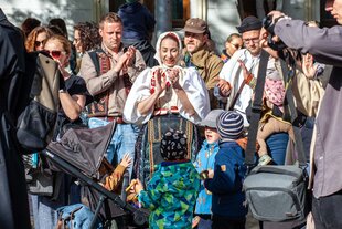 Einige sind in traditioneller Kleidung gekommen und tanzen gegen den Ausverkauf der Kultur