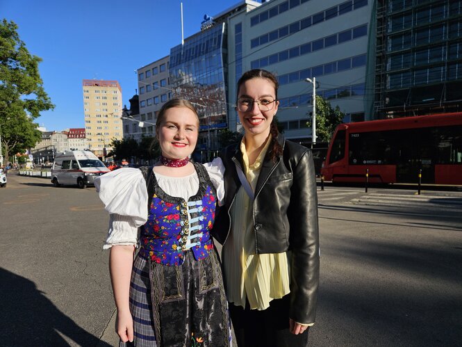 Die Architekturstudentinnen Romana Ručková und Alexandra Sciranková am Rande der Kundgebung
