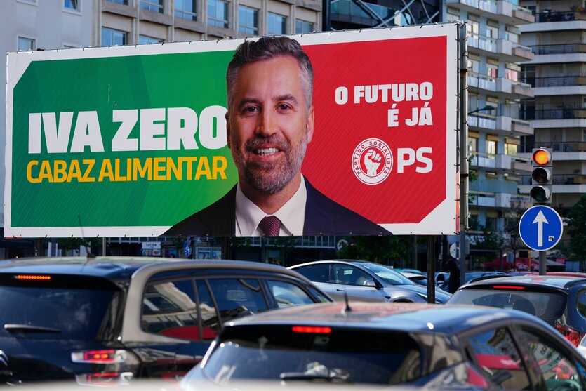 "Die Zukunft ist jetzt", heißt es auf dem Plakat des sozialistischen Spitzenkandidaten Pedro Nuno Santos