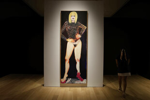 Das Gemälde "Miss January" von Marlene Dumas. Es zeigt eine blonde, halbnackte Frauenfigur