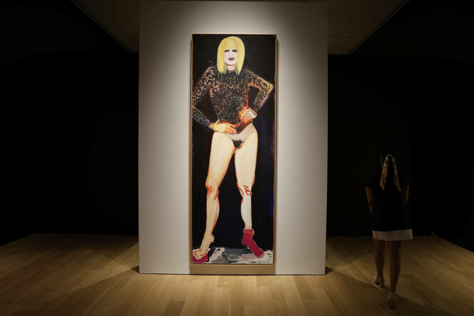 Das Gemälde "Miss January" von Marlene Dumas. Es zeigt eine blonde, halbnackte Frauenfigur