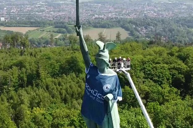 Hermannsdenkmal trägt Trikot von Arminia Bielefeld