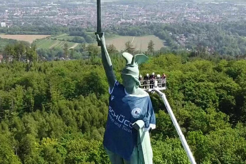 Hermannsdenkmal trägt Trikot von Arminia Bielefeld