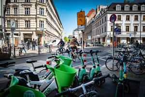 Eine Straßenkreuzung, viele Fahrräder im Vordergrund