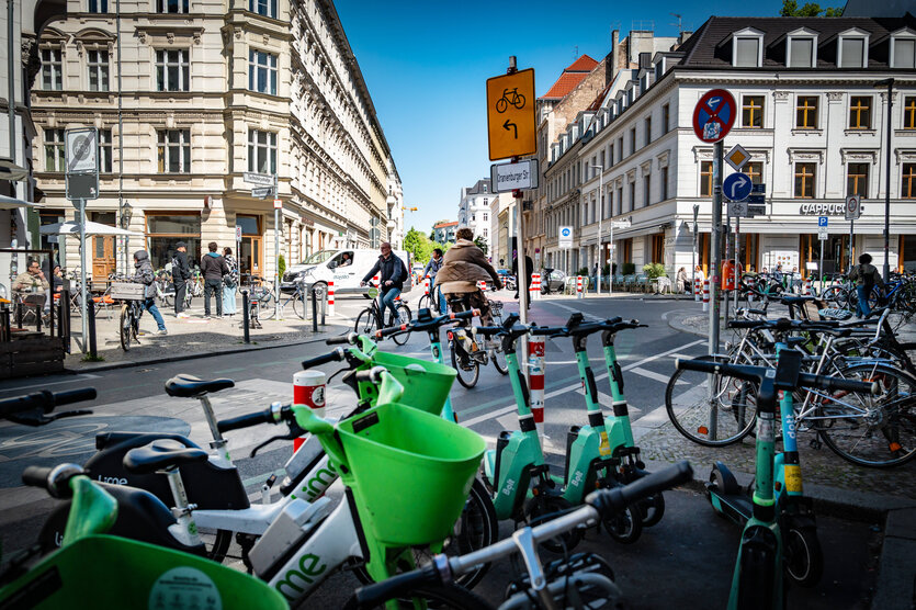 Eine Straßenkreuzung, viele Fahrräder im Vordergrund