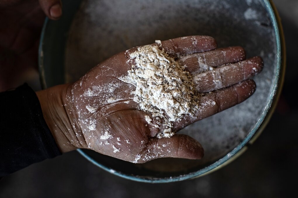 Eine Hand mit wenig Mehl