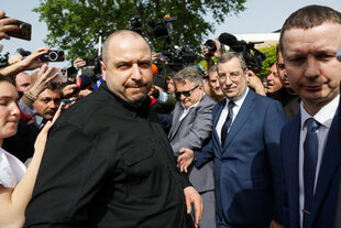 Rustem Umerov wird von anderen Personen umringt