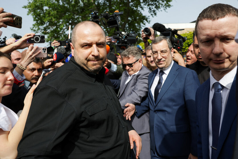 Rustem Umerov wird von anderen Personen umringt