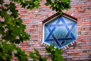 Ein sechseckiges Fenster mit Davidstern in der Schweriner Synagoge