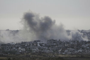 Rauch steigt nach einem Luftangriff der israelischen Armee im nördlichen Gazastreifen auf