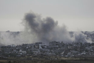Rauch steigt nach einem Luftangriff der israelischen Armee im nördlichen Gazastreifen auf