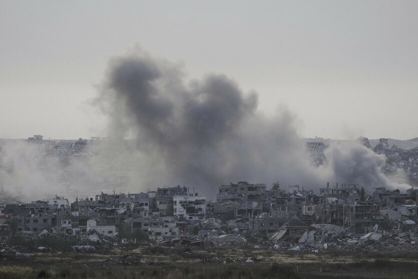 Rauch steigt nach einem Luftangriff der israelischen Armee im nördlichen Gazastreifen auf