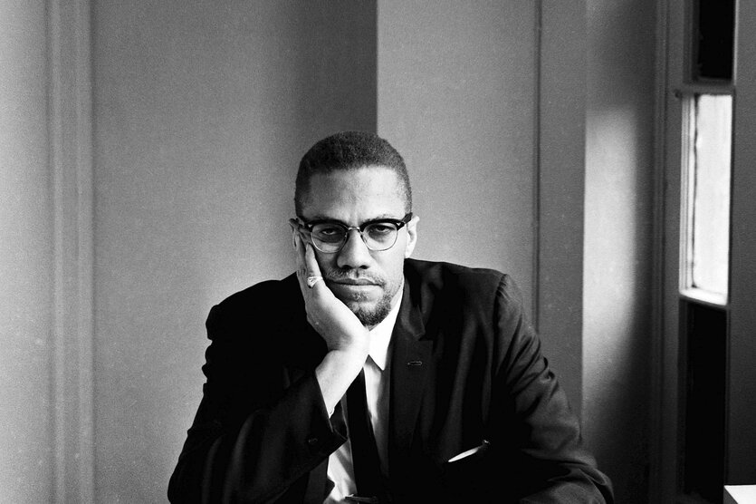 Malcolm X blickt in die Kamera