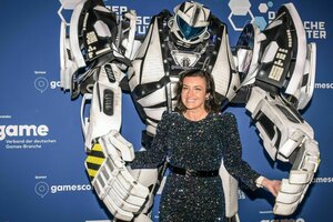 Dorothea Baer vor einem Roboter