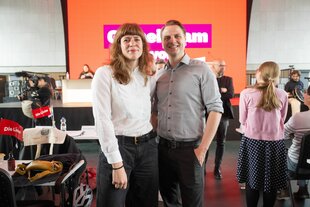 Das Foto zeigt die neuen Landesvorsitzenden der Berliner Linkspartei, Kerstin Wolter und Maximilian Schirmer, beim Landesparteitag in Lichtenberg.