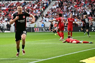 Frankfurter Spieler Kristensen rennt jubelnd in Richtung Kamera