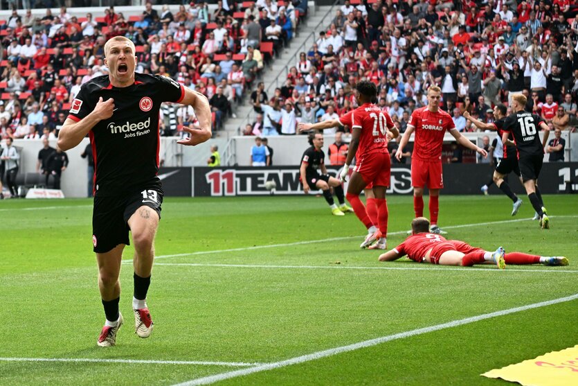 Frankfurter Spieler Kristensen rennt jubelnd in Richtung Kamera